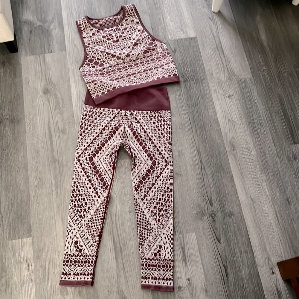 FABLETICS Seamless Reversible Matching Set - Picture 3 of 11